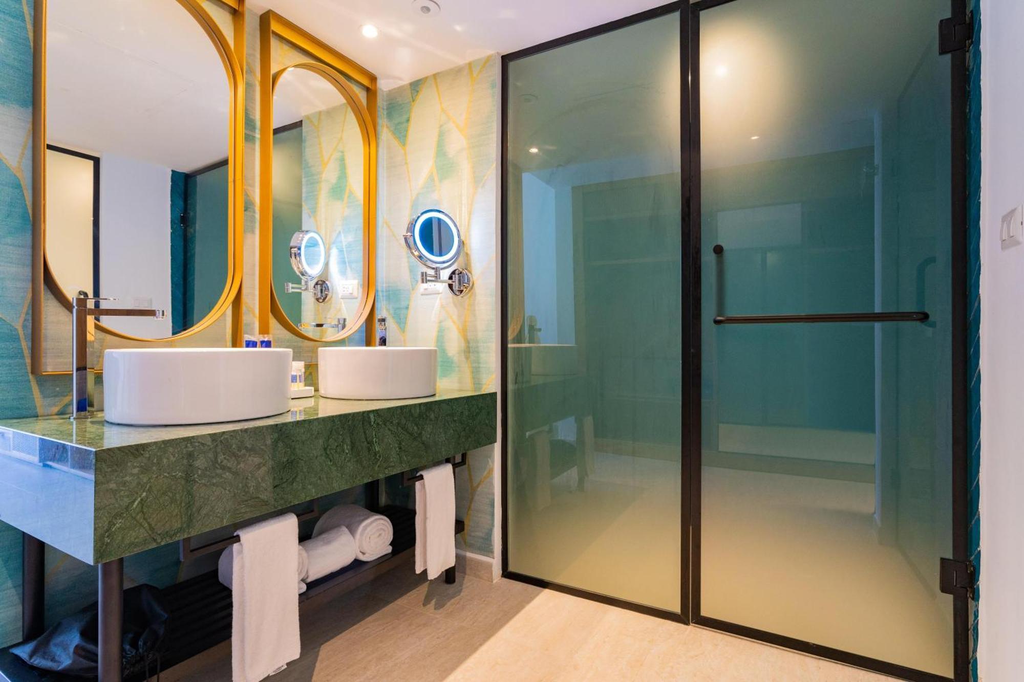 Honeymoon Suite